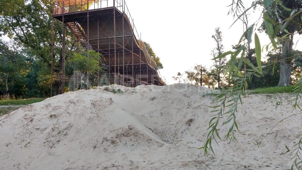 Arena acumulada detrás de la