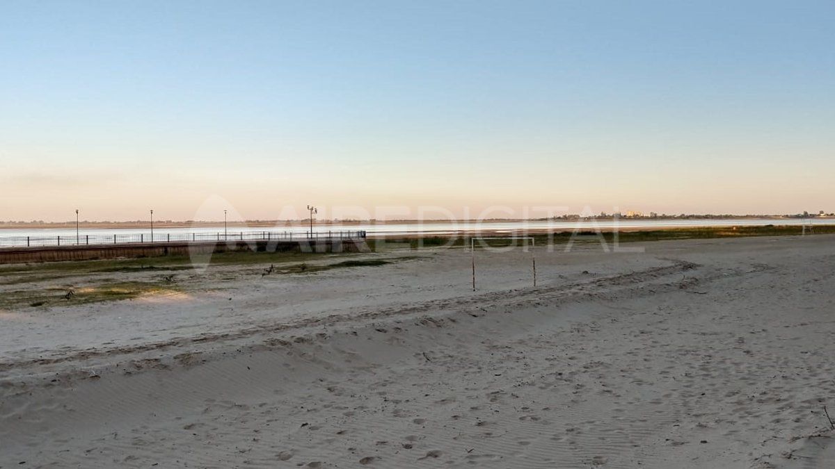 La playa oeste fue arrasada por el avance de la arena, tras la sequía.
