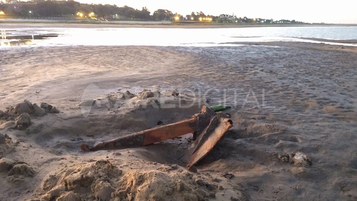 Un ancla antigua fue vista gracias a la bajante del río y la sequía de la playa oeste de la costa santafesina. Por Ignacio Laurenti.