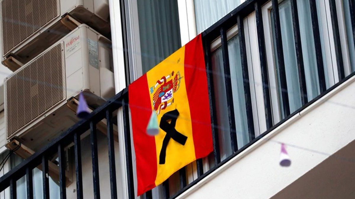 España está de luto por los centenares de muertos diarios.
