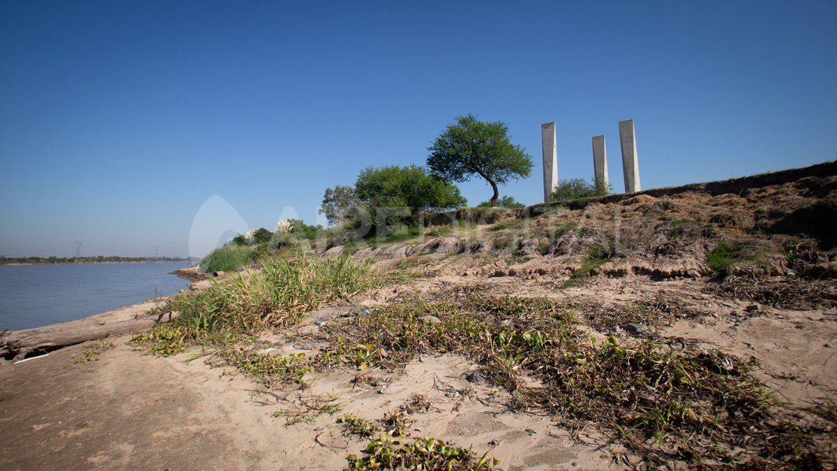 Así se ve el Parque de la Constitución desde la sucia costa del riacho Santa Fe.