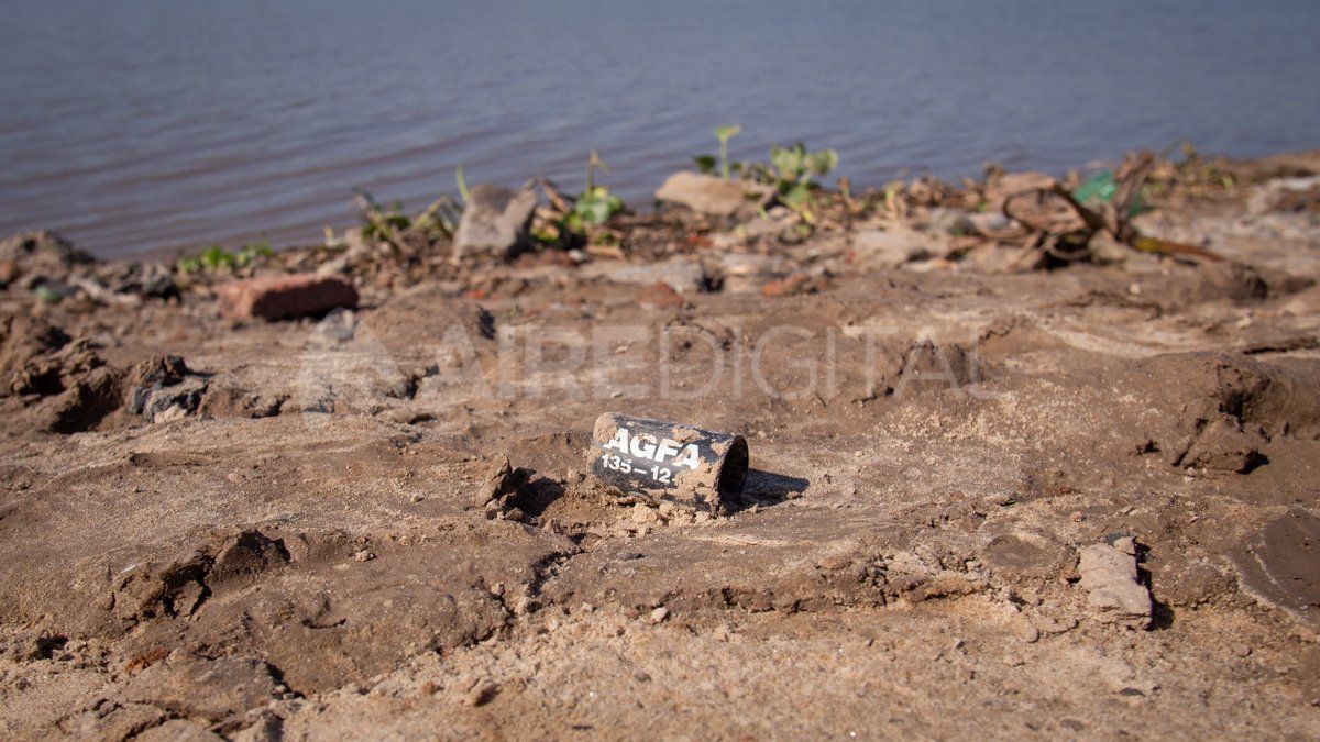 En la costa del riacho Aire Digital encontró una reliquia: un viejo rollo de Agfa.