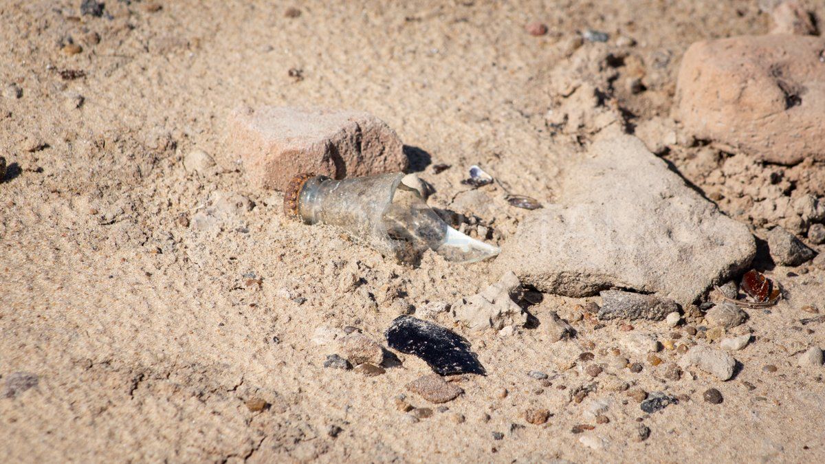 En la arena de la Costanera Este hay que tener cuidado con los vidrios.