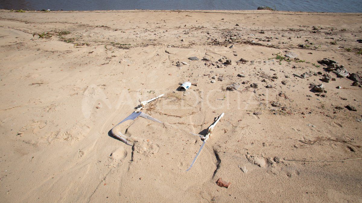 En el sector de la Costanera Este que está más cerca del Puente Colgante hay muchos escombros y también vidrios rotos.