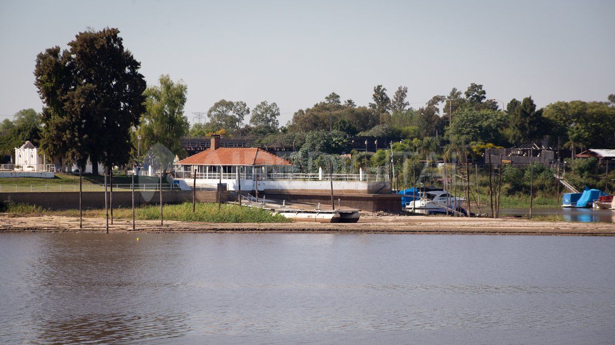 El pontón del Yacht Club Santa Fe quedó sobre el lecho de la laguna.