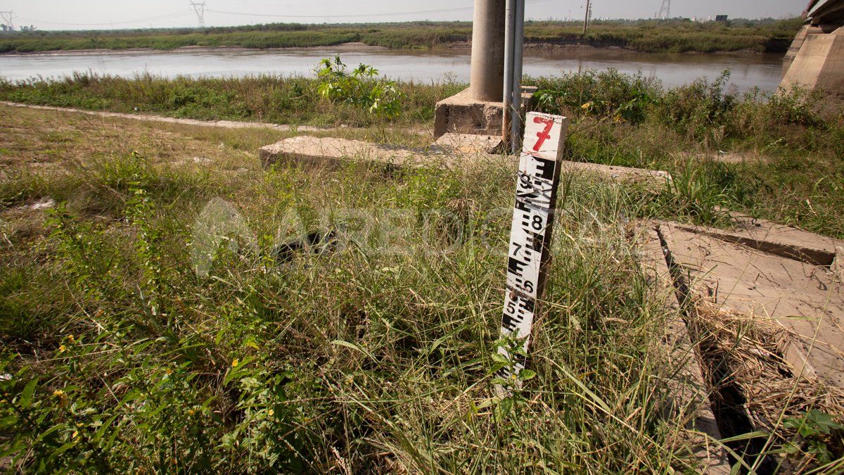 En Santo Tomé, uno de los hidrómetros quedó muy lejos del río por la bajante.