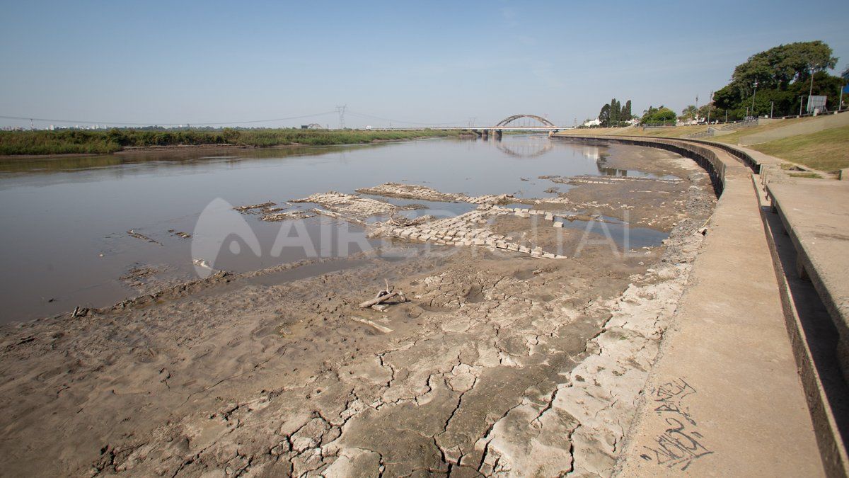 La postal de la costa santotomesina cambió fuerte con la bajante.