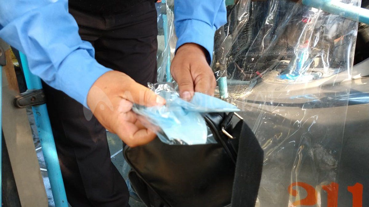 Esteban muestra los tapabocas caseros que lleva en su bolso