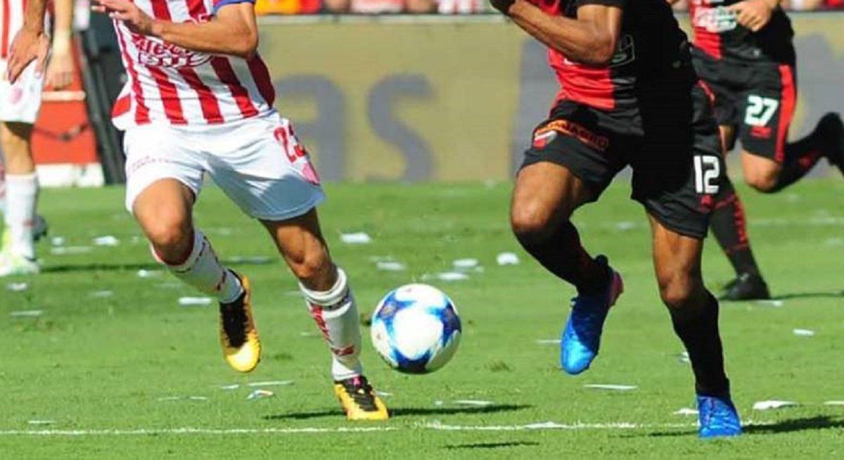 Dos jugadores de Unión y Colón disputan la pelota.