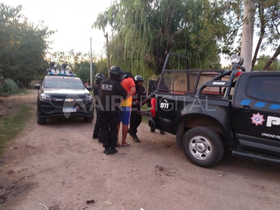 Los allanamientos en barrio Abasto dieron resultados negativos pero detuvieron a varias personas por tenencia ilegal de armas de fuego.
