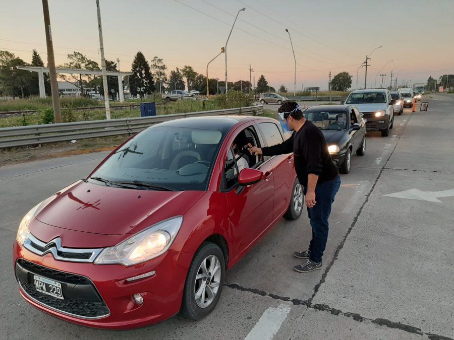 Controles en el acceso norte a Sauce Viejo