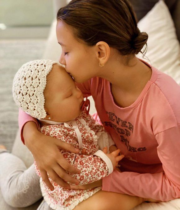 La replica del bebe junto a la hija de Natalie