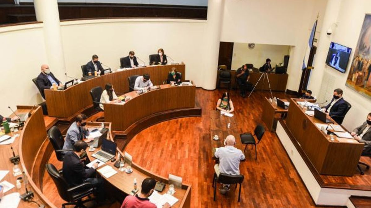 El Concejo se sumó a la adopción de medidas para garantizar el cumplimiento del aislamiento, y se habilitó a taxis, remises y transportes escolares a trasladar bienes puerta a puerta.