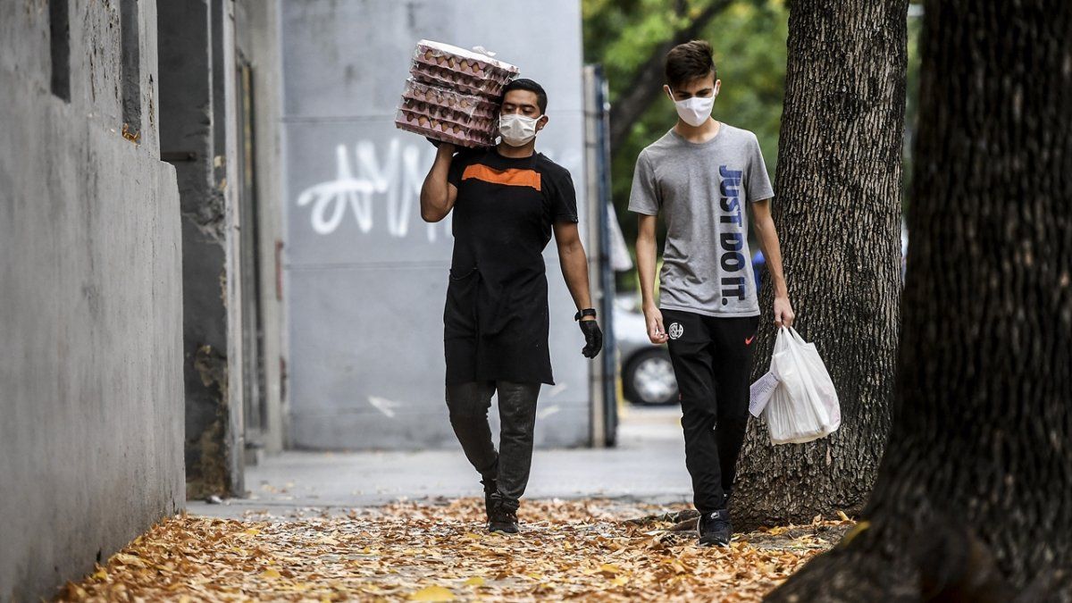 El uso de barbijos y tapabocas se volvió una postal habitual en las calles argentinas durante la pandemia.