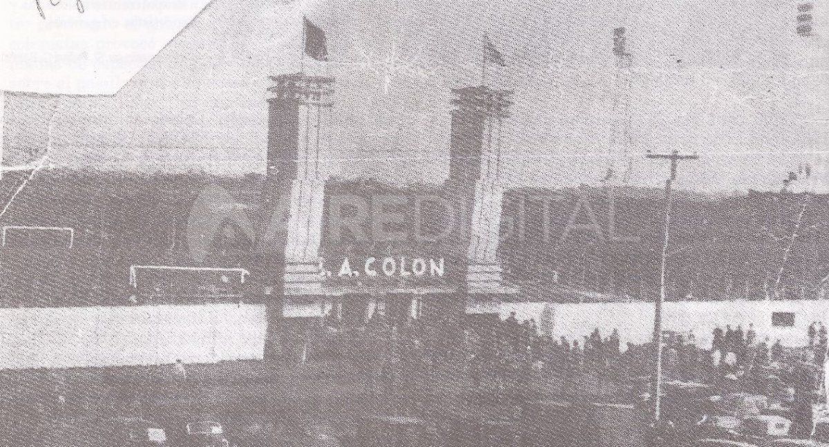 Fachada principal del Club Atlético Colón. Año 1953.