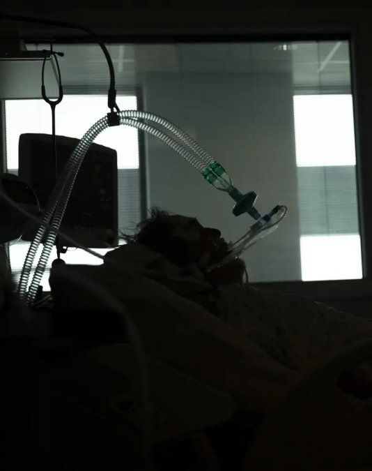 Un paciente sometido a ventilación mecánica. FOTO: AP