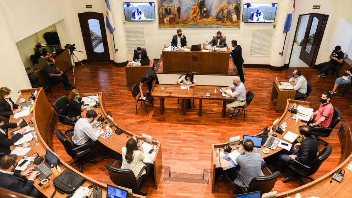Con medidas de aislamiento, el Concejo de Santa Fe sesionó sin inconvenientes por primera vez tras declararse la pandemia. En el Congreso de la Nación no ocurre lo mismo.