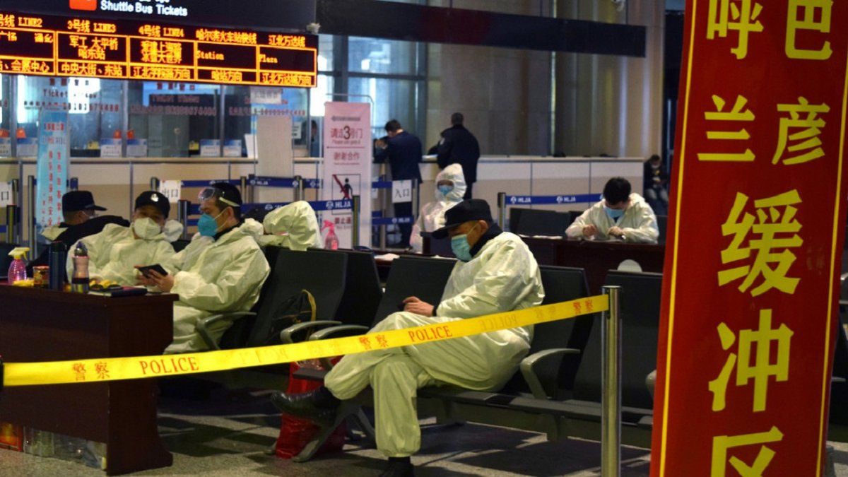 Policías con trajes protectores en el aeropuerto de Harbin, China