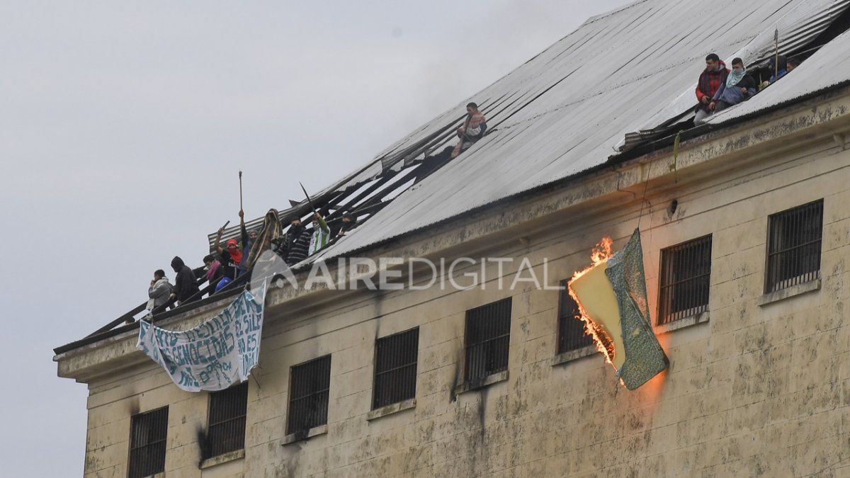 Desde Devoto y a través de teléfonos celulares, los internos amotinados intentaron agitar revueltas en otras cárceles del país.
