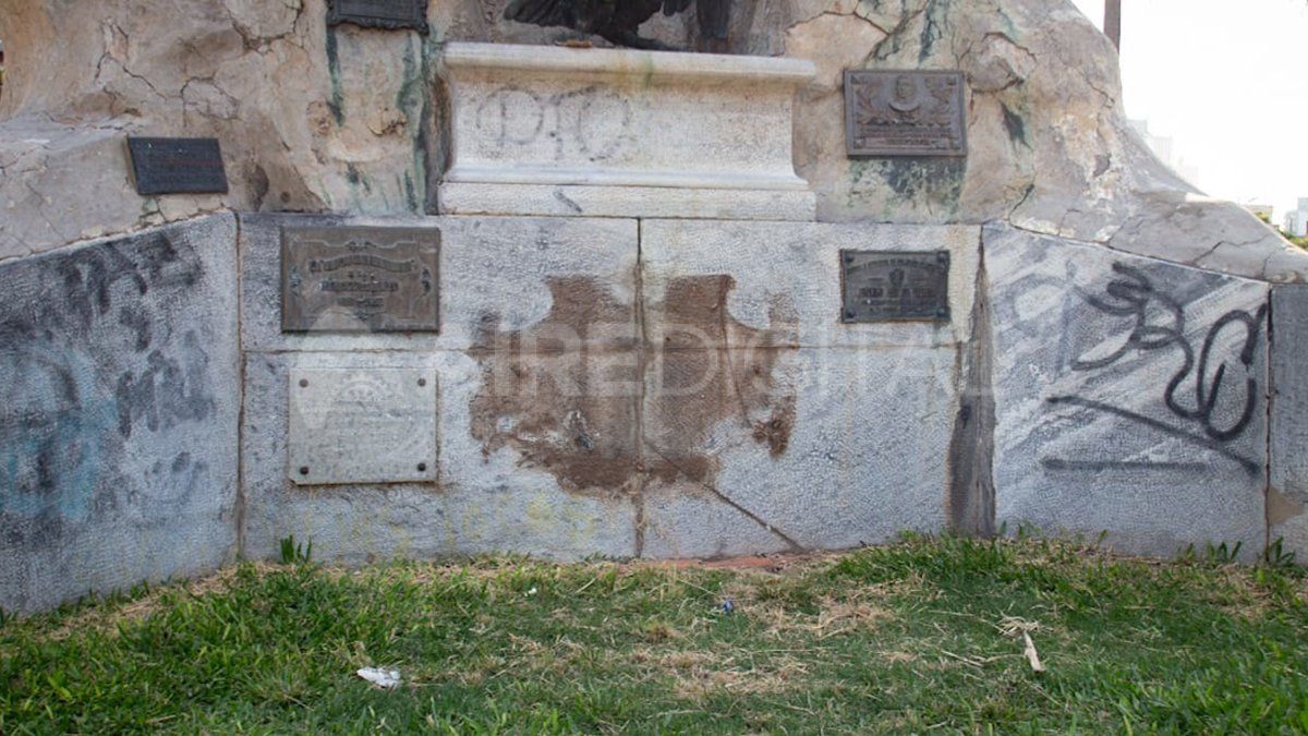La placa estaba colocada en la parte inferior del monumento y se cree que fue sustraída durante la cuarentena.