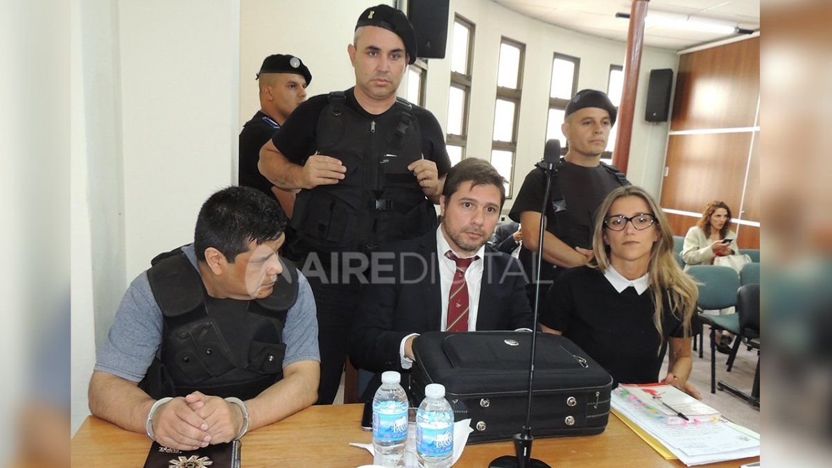 Manuel Díaz junto a sus abogados defensores, en la audiencia de apelación de la sentencia.