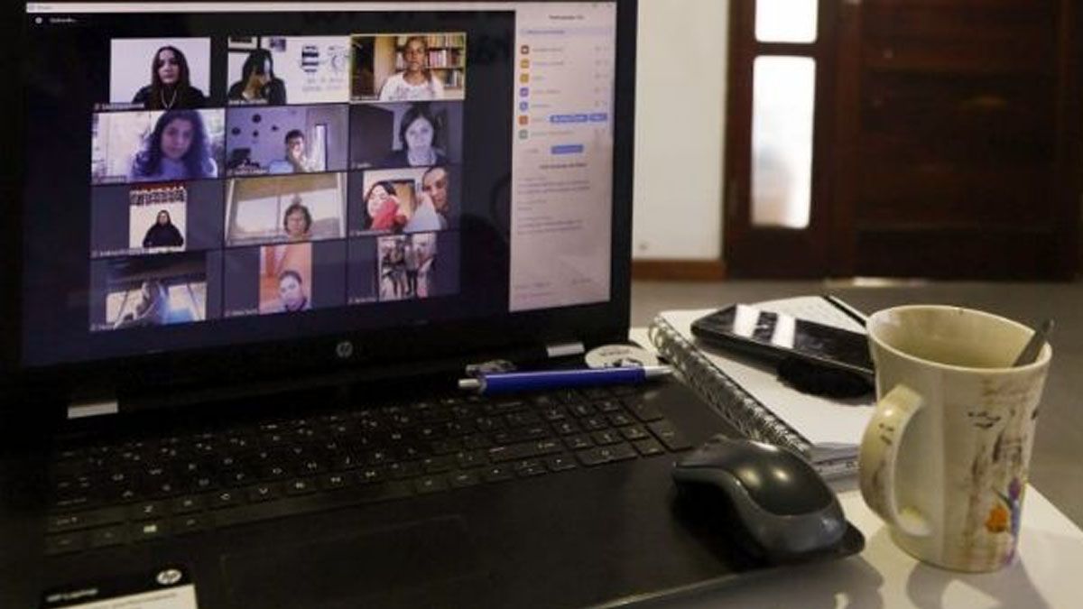 Dentro de todas las aplicaciones que hoy se usan para mantener en contacto de manera virtual, el actor decidió hacer los ejercicios a través de un grupo de WhatsApp donde manda videos con cada consigna.