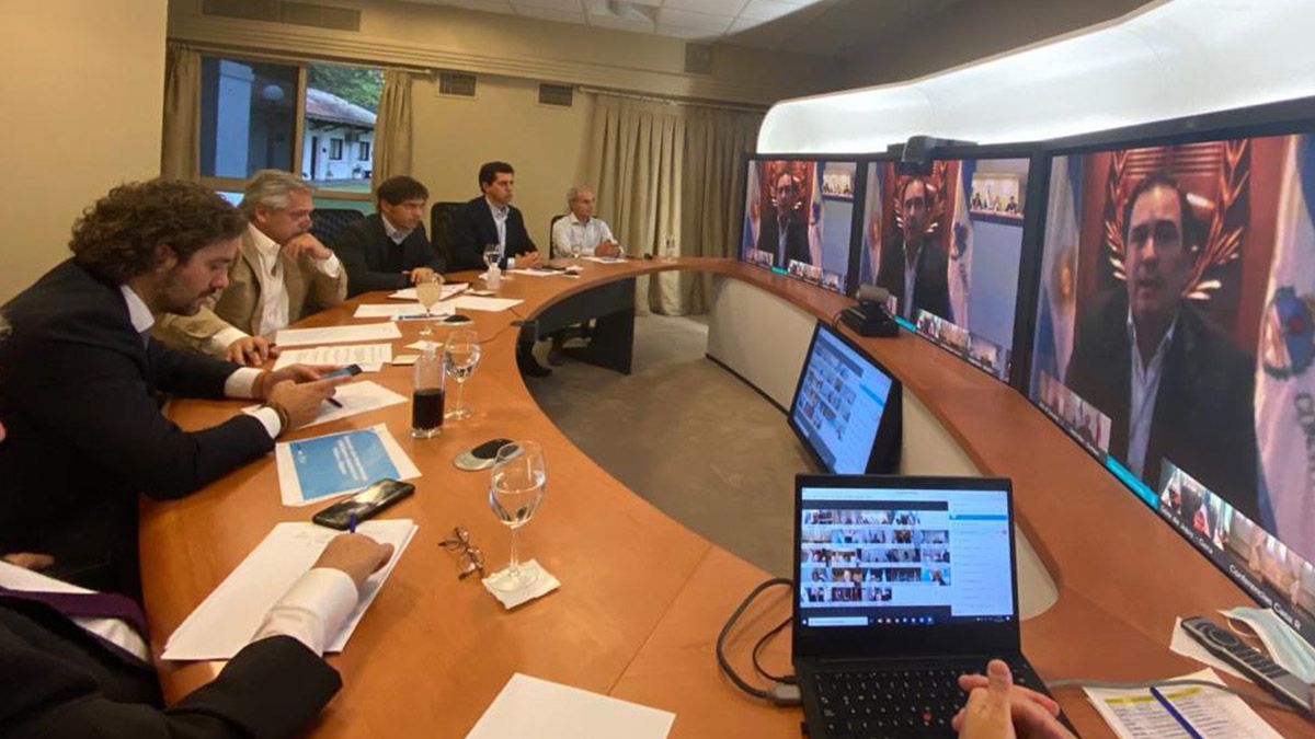 La teleconferencia se realizó desde la Quinta de Olivos, donde el presidente estuvo acompañado por el ministro de Salud Ginés González García, el jefe de Gobierno Santiago Cafiero, el ministro del Interior Eduardo De Pedro y el gobernador de la provincia de Buenos Aires, Axel Kicillof.