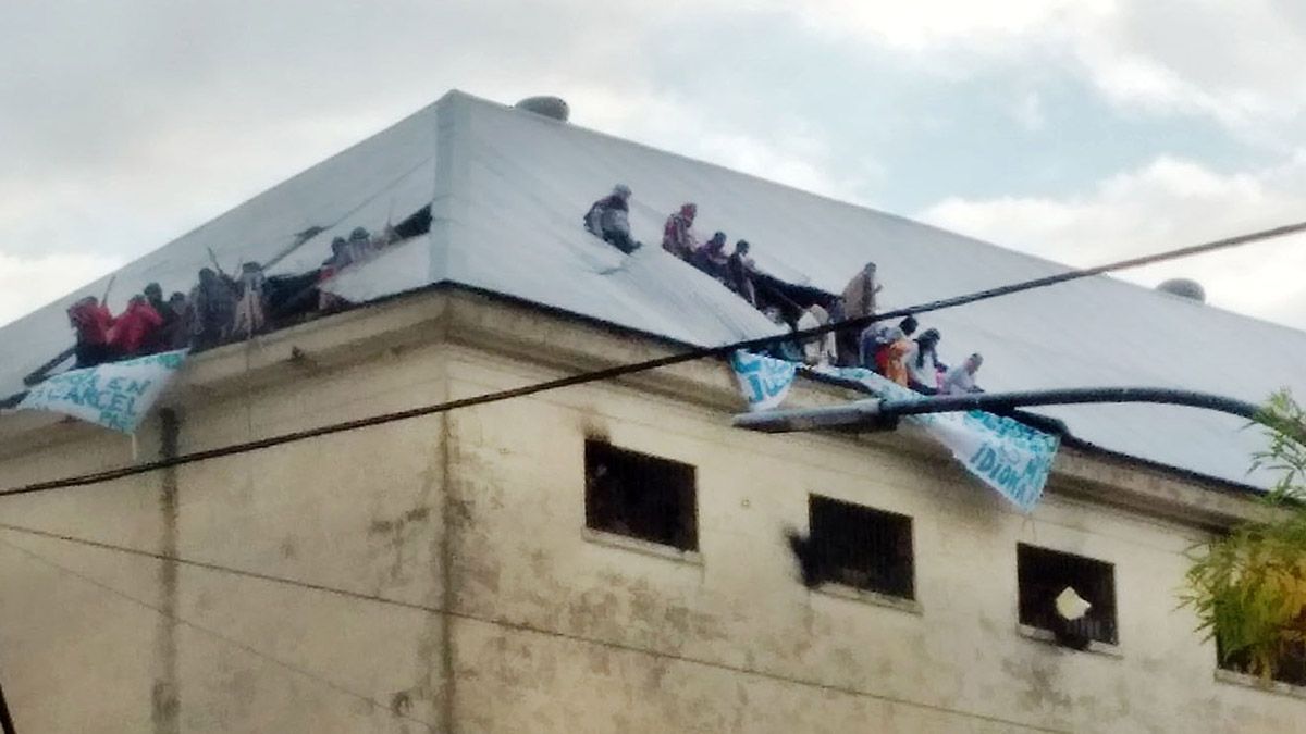 Un grupo de reclusos rompió las chapas del techo del penal.