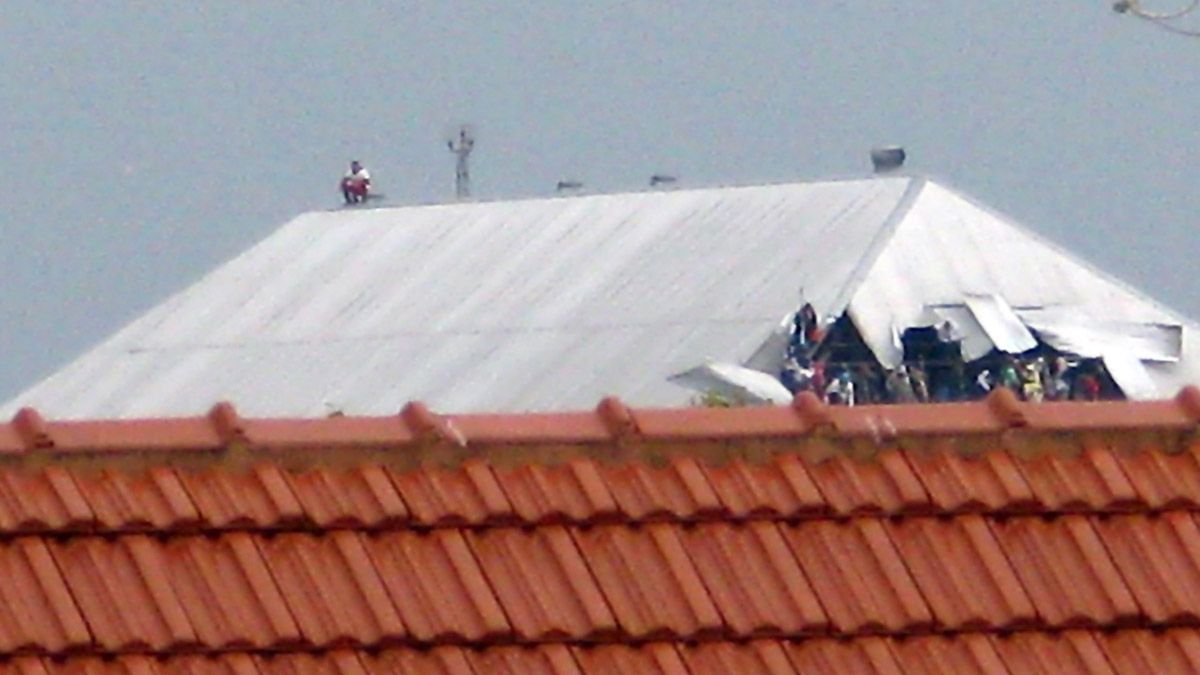 Las imágenes de los presos en los techos del penal fueron registradas por los vecinos del barrio de Devoto.