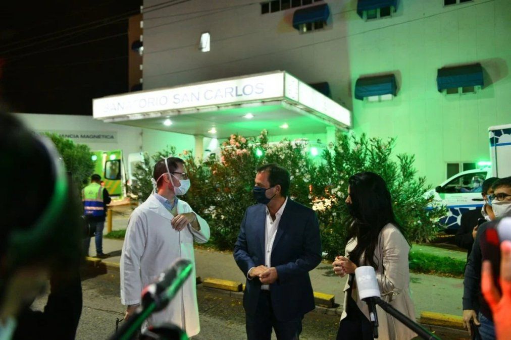 El intendente de Escobar Ariel Sujarchuk y la titular del PAMI, Luana Volnovich, junto a personal médico de la clínica San Carlos