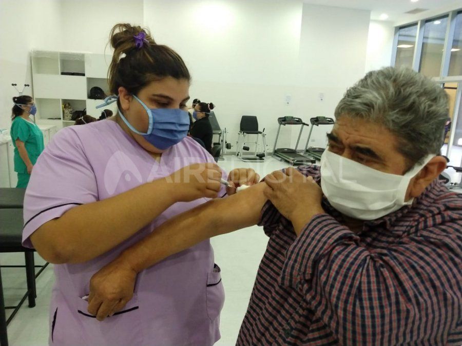 Vacunan a personas mayores de 65 años