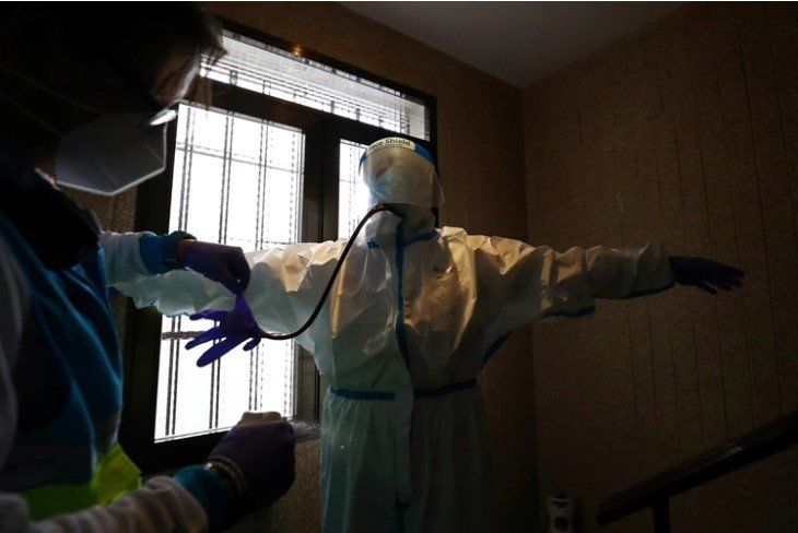 Personal médico se acondiciona para atender a pacientes con coronavirus (REUTERS/Sergio Pérez)