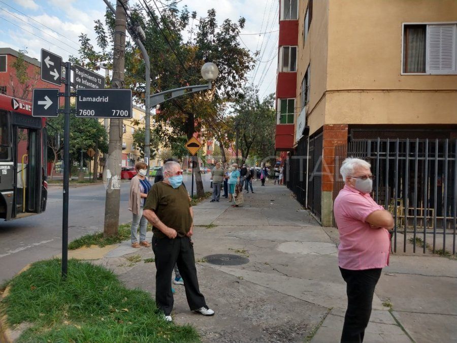 Largas filas de personas se registraban en la mañana de este sábado en barrio Las Flores, esperando ser vacunados contra la gripe.