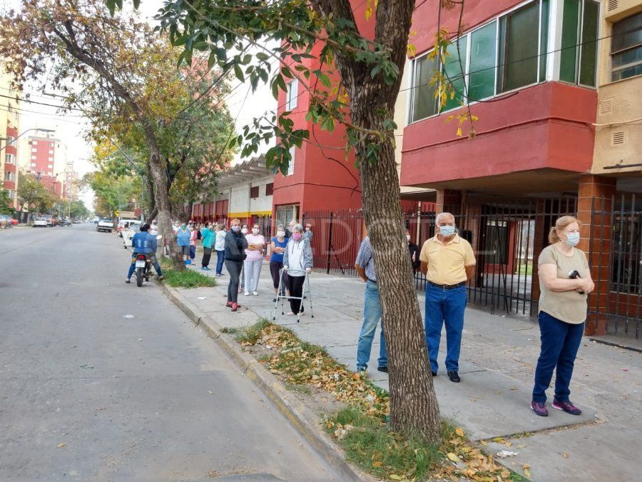 Centenares de adultos mayores se vacunaron contra la gripe en barrio Las Flores en la mañana de este sábado.