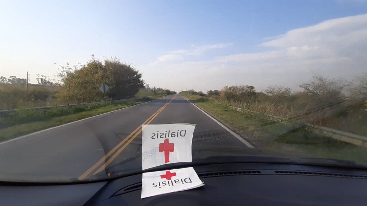 Desde muy temprano, Cecilio y Cristian parten por una ruta que por lo general está desierta.