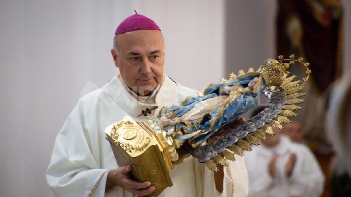 Por séptima vez en la historia, la estampa original con la imagen de la Vírgen de Guadalupe bajó al altar.