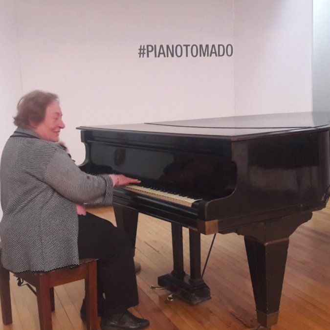 En uno de los recorridos por un museo, el grupo vio un piano y todos hicieron que Olga se sentara para la foto.