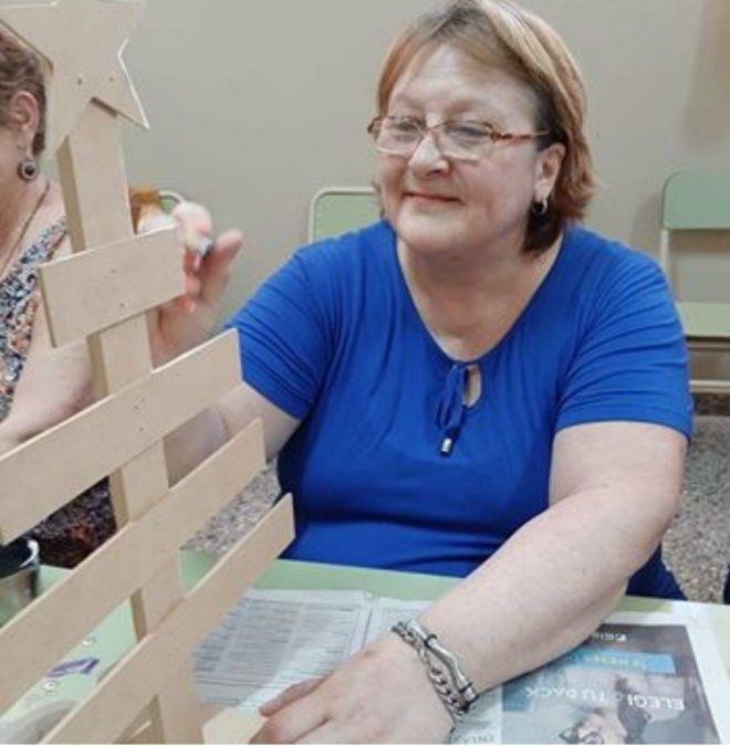 Analía Carranza armando un arbol de Navdad uno de los talleres del Grupo Fénix.