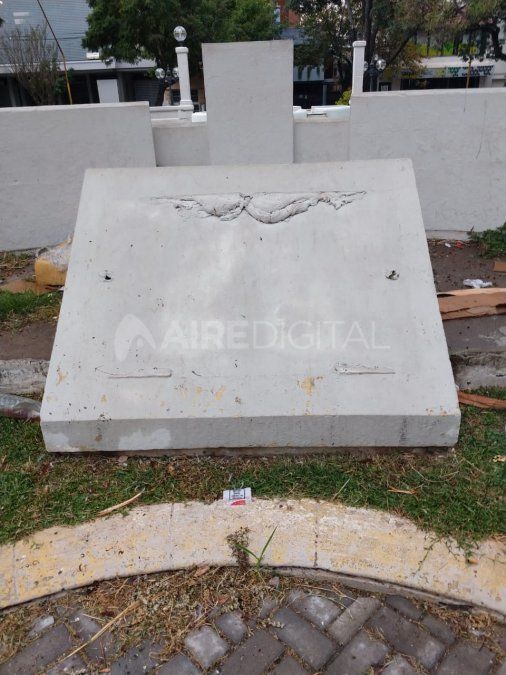 Los hechos vandálicos en los espacios verdes de la ciudad no cesan. Esta vez se llevaron las placas de la plaza Constituyentes.