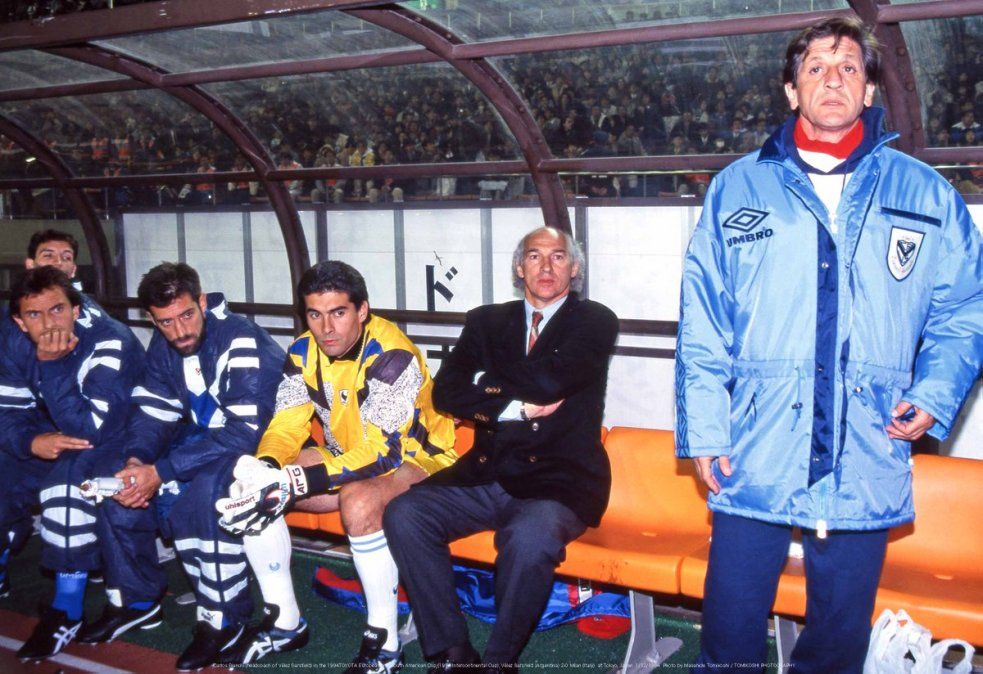 Carlos Bianchi sentado en uno de los bancos del Estadio Nacional de Tokio, el día en que Vélez se impuso al Milan por 1-0 gracias al gol de Omar Asad.