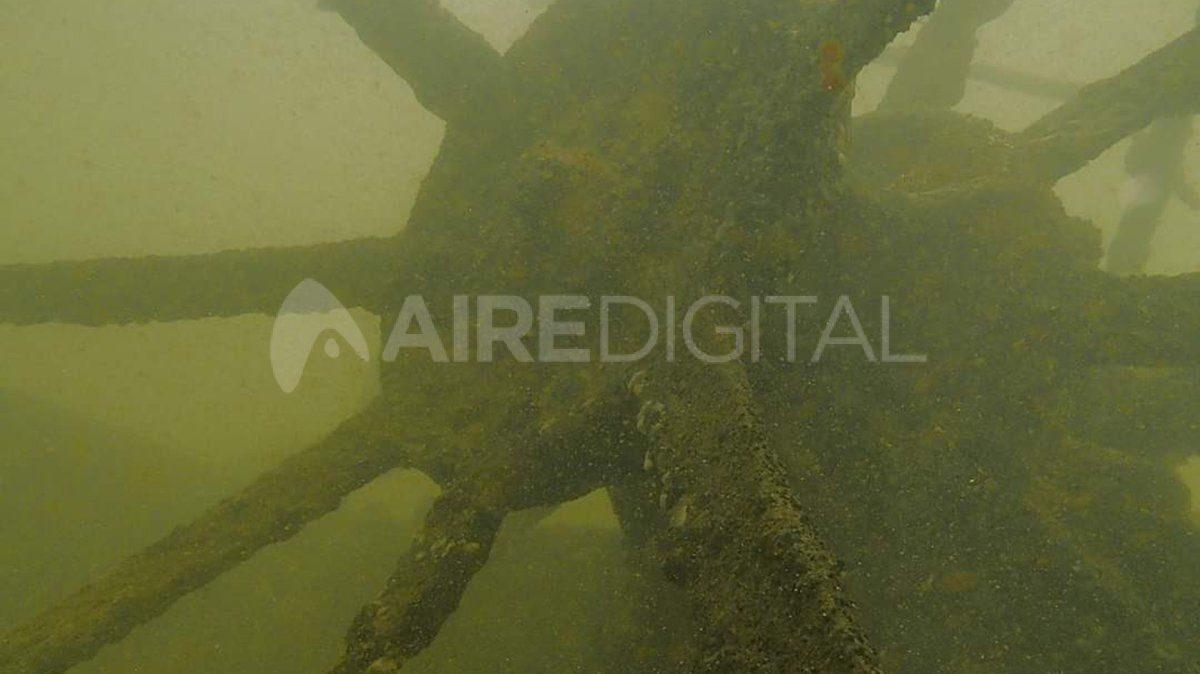La bajante del río Paraná le permitió a un grupo de correntinos registrar imágenes de un barco que se hundió a principios del siglo XX.