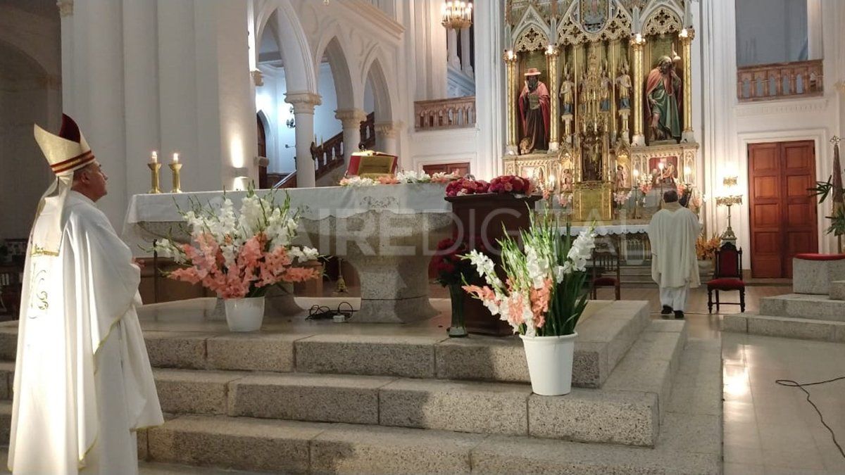 El padre Panigo lleva a la Virgen de Guadalupe a su camarín.