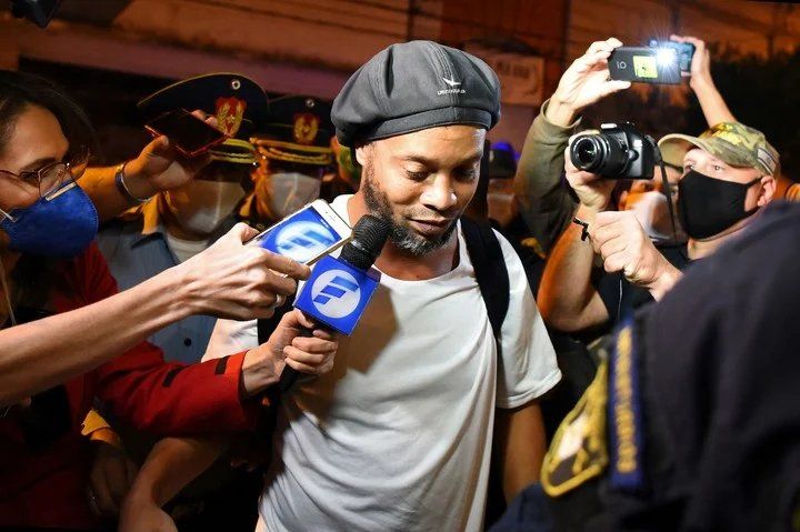 Ronaldinho, cuando llegaba al hotel donde está cumpliendo la prisión domiciliaria. (Norberto DUARTE / AFP)