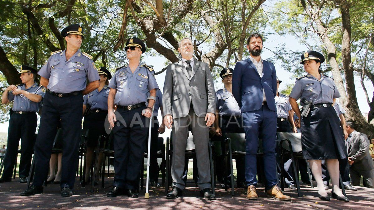 El proyecto de ley busca un Ministerio de Seguridad con mayor poder político sobre la fuerza policial. En la foto, Sain y Sarnaglia en enero, durante el acto de puesta en funciones de 480 efectivos egresados del Isep.