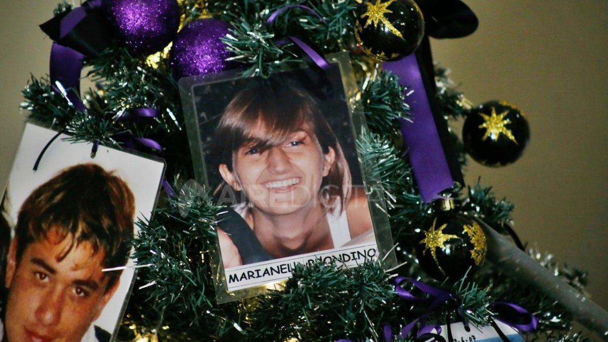 Cada año, la Asociación de Víctimas de Familiares de la Inseguridad coloca un árbol de Navidad en la Legislatura santafesina, donde cuelgan las fotos de sus seres queridos que han sido asesinados en distintos hechos delictivos.