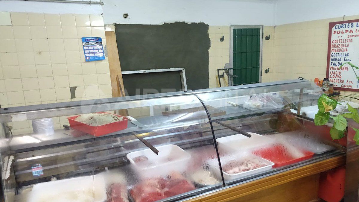 Así luce la carnicería tras el robo y la decisión del propietario del comercio de cerrar las aberturas para mayor seguridad.