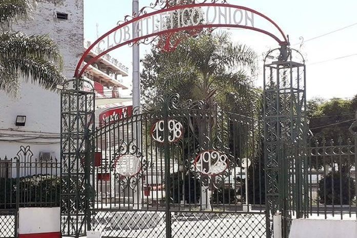 El portón de entrada al Estadio 15 de Abril posee un ligero error debido a la postergación de la inauguración.