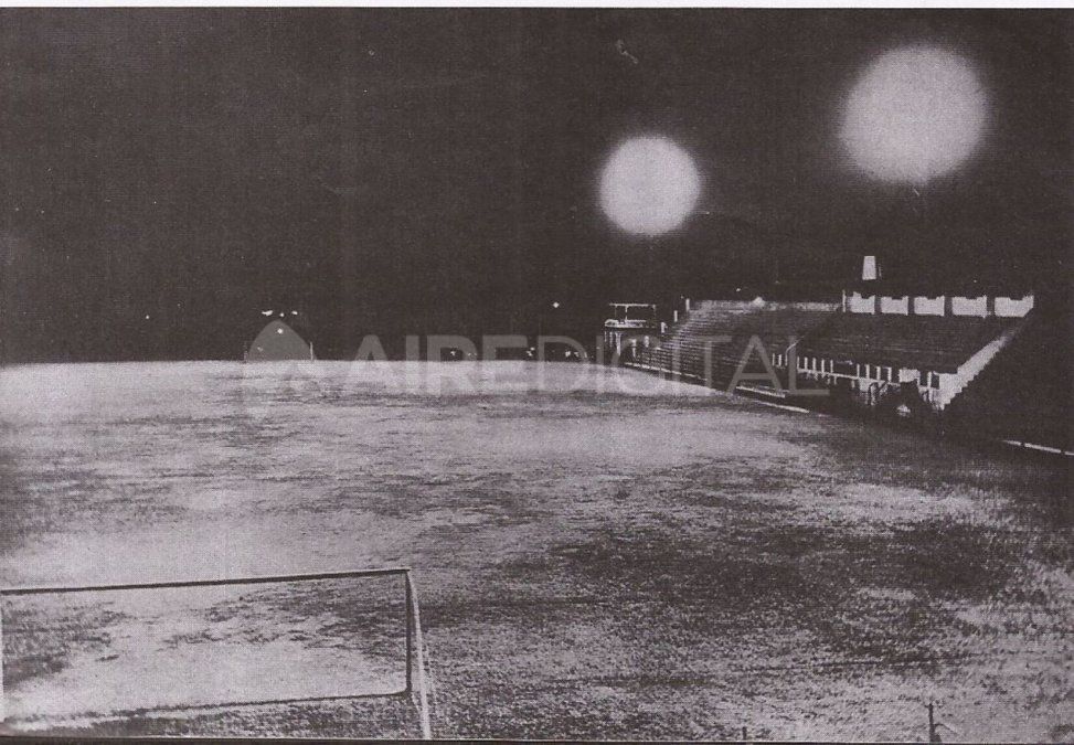 El 15 de Abril fue pionero en la región, al poseer iluminación artificial. Las utilizó por primera vez el 12 de diciembre de 1931, cuando venció 3 a 1 a Rosario Central.
