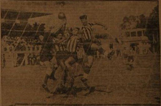 Imágenes de aquella jornada en el Estadio 15 de Abril, que ese día cumplía 11 años de historia. Fuente: Hemeroteca Digital Santa Fe.