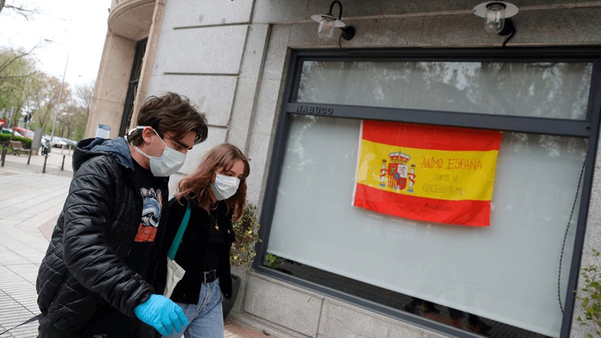 Una bandera de España que dice: "Animo España, juntos lo conseguiremos". España exhibe muestras de aliento en todas sus calles.